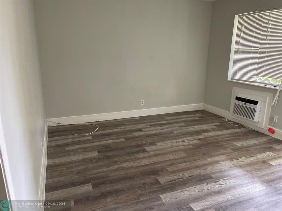 For Sale: $1,495 (1 beds, 1 baths, 550 Square Feet)