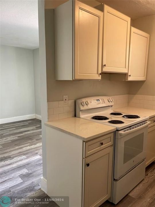 For Sale: $1,495 (1 beds, 1 baths, 550 Square Feet)