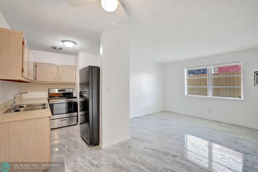 For Sale: $1,600 (1 beds, 1 baths, 600 Square Feet)