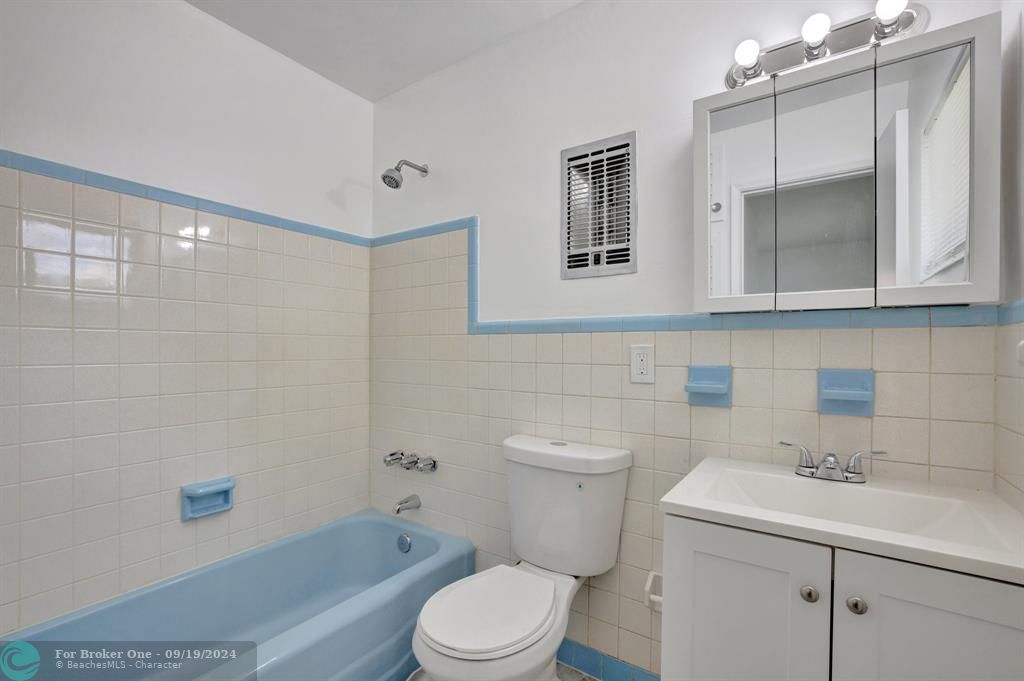 For Sale: $1,600 (1 beds, 1 baths, 600 Square Feet)