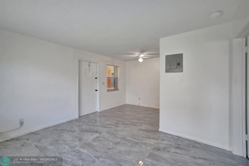 For Sale: $1,600 (1 beds, 1 baths, 600 Square Feet)