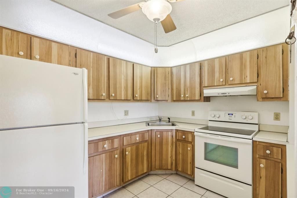 For Sale: $145,000 (1 beds, 1 baths, 639 Square Feet)