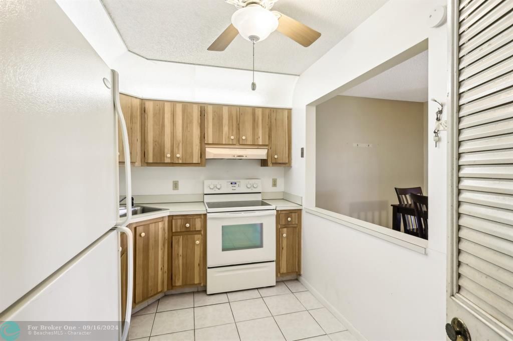 For Sale: $145,000 (1 beds, 1 baths, 639 Square Feet)