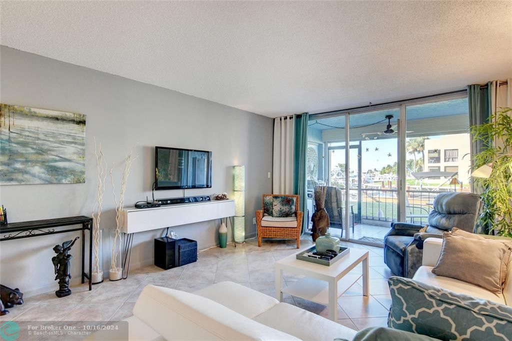 For Sale: $425,000 (2 beds, 2 baths, 1035 Square Feet)