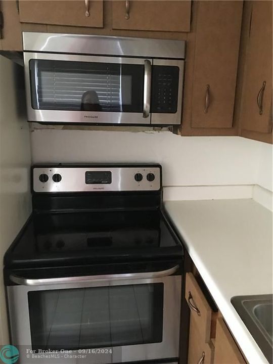 For Rent: $2,100 (2 beds, 2 baths, 830 Square Feet)