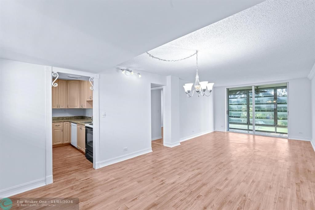 For Sale: $199,999 (2 beds, 2 baths, 952 Square Feet)