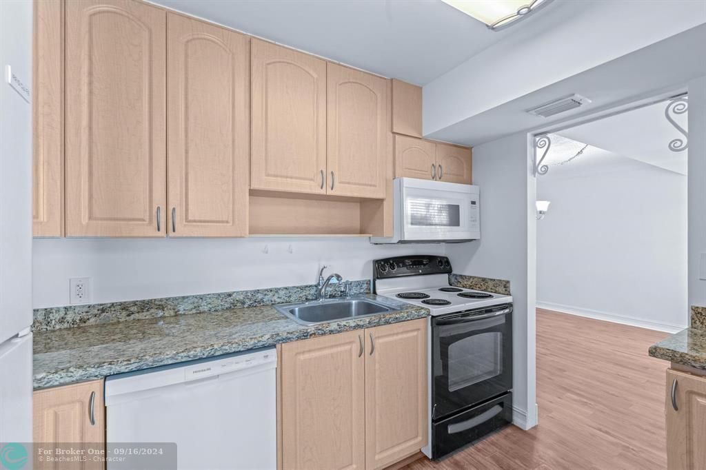 For Sale: $199,999 (2 beds, 2 baths, 952 Square Feet)