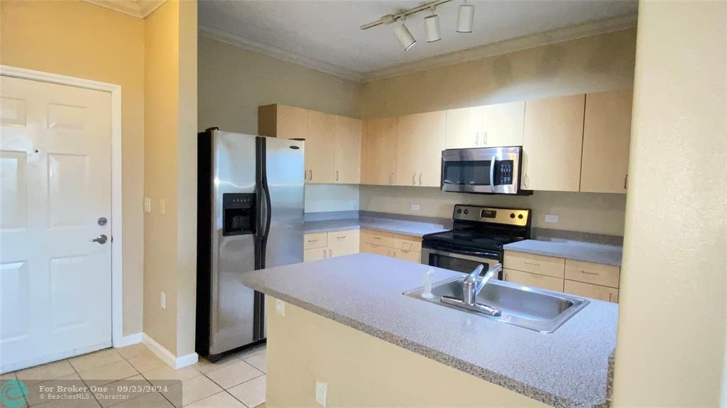 For Rent: $2,200 (1 beds, 1 baths, 841 Square Feet)