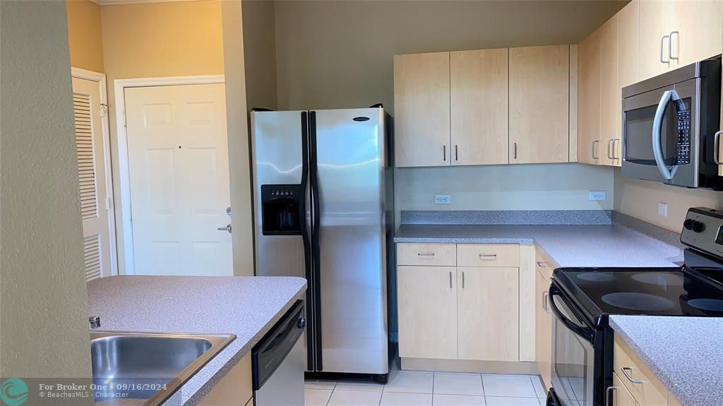 For Rent: $2,200 (1 beds, 1 baths, 841 Square Feet)