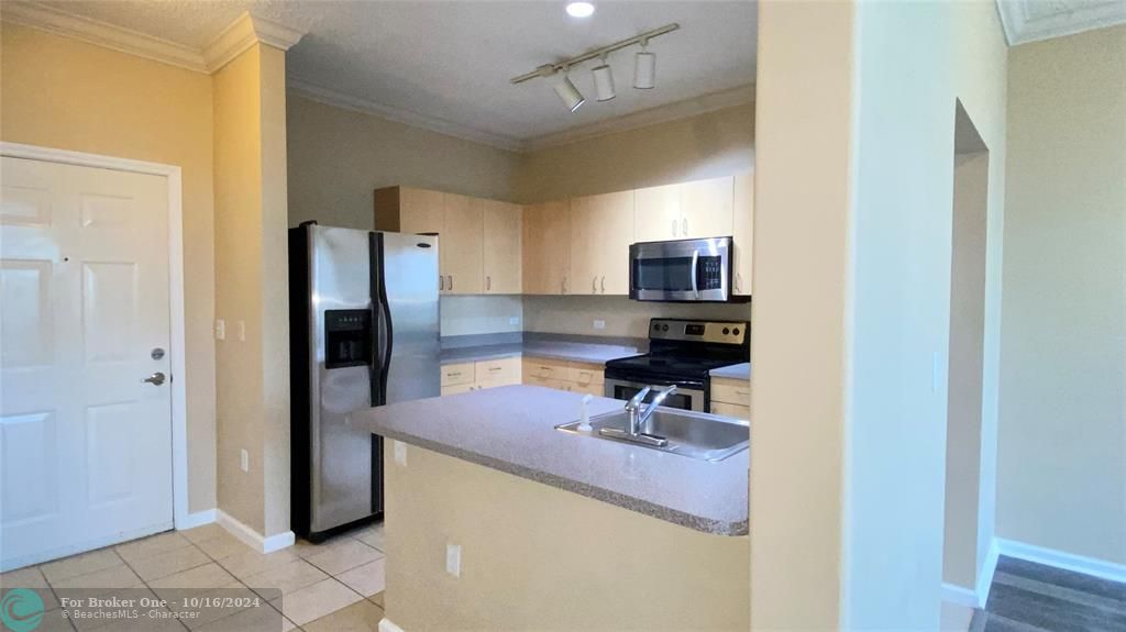 For Rent: $2,200 (1 beds, 1 baths, 841 Square Feet)