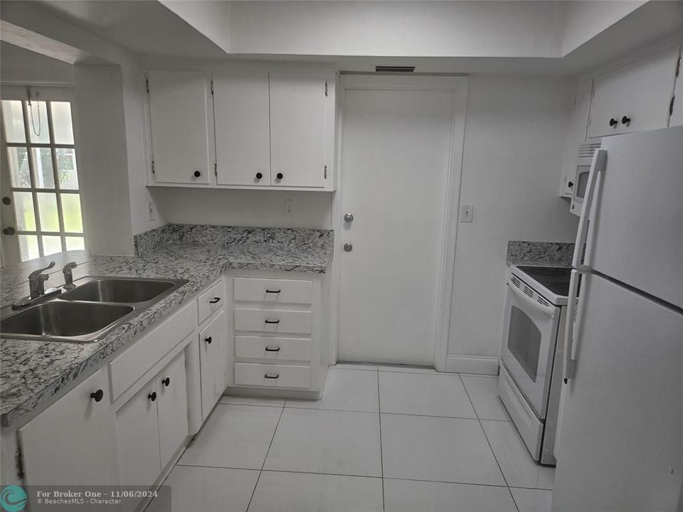 For Sale: $320,000 (2 beds, 1 baths, 1002 Square Feet)