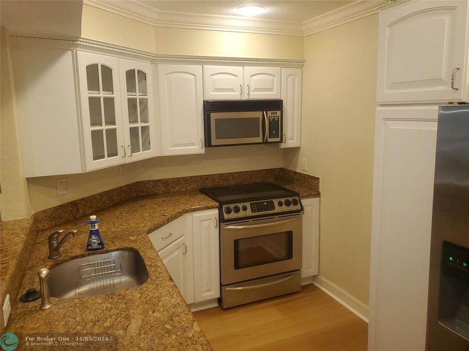 For Rent: $1,900 (1 beds, 1 baths, 660 Square Feet)