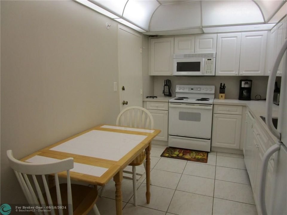 For Rent: $2,200 (1 beds, 1 baths, 890 Square Feet)