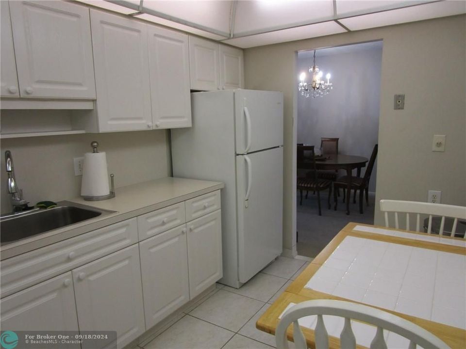 For Rent: $2,200 (1 beds, 1 baths, 890 Square Feet)