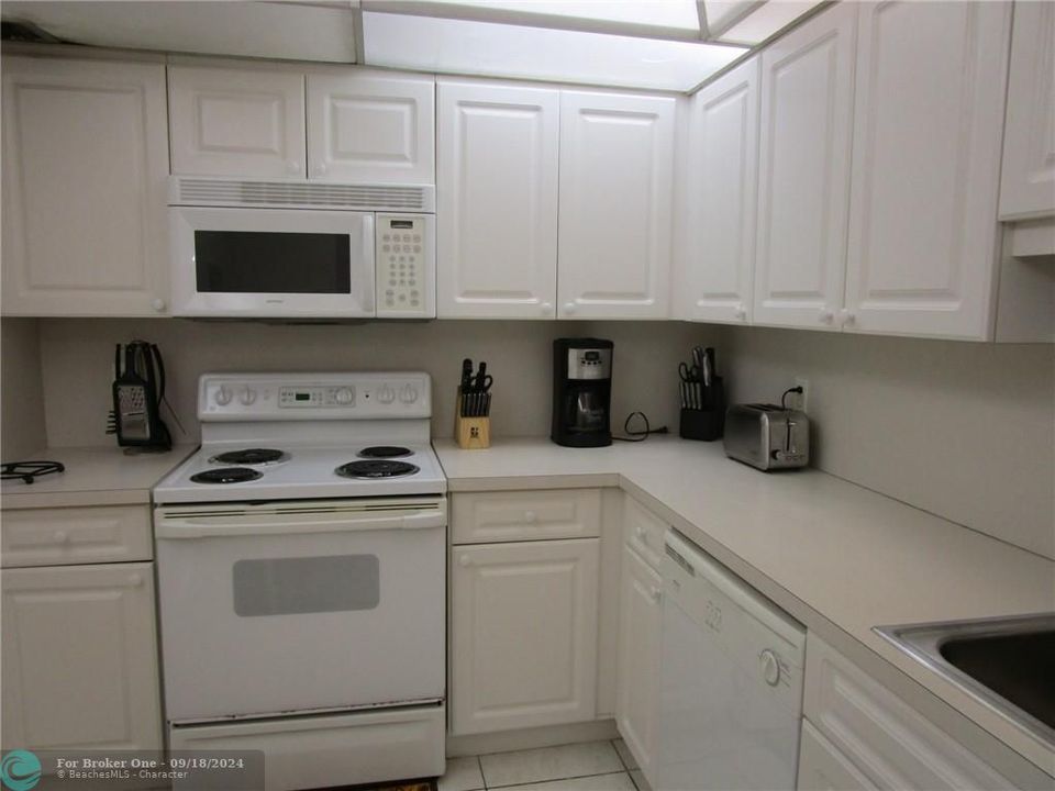 For Rent: $2,200 (1 beds, 1 baths, 890 Square Feet)