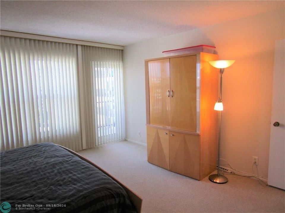 For Rent: $2,200 (1 beds, 1 baths, 890 Square Feet)