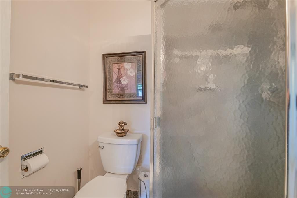 For Sale: $165,000 (2 beds, 2 baths, 944 Square Feet)