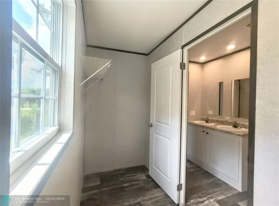 For Sale: $350,000 (4 beds, 2 baths, 1904 Square Feet)