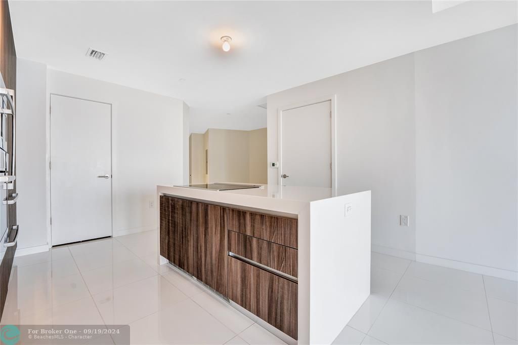 Active With Contract: $4,150 (1 beds, 2 baths, 1018 Square Feet)