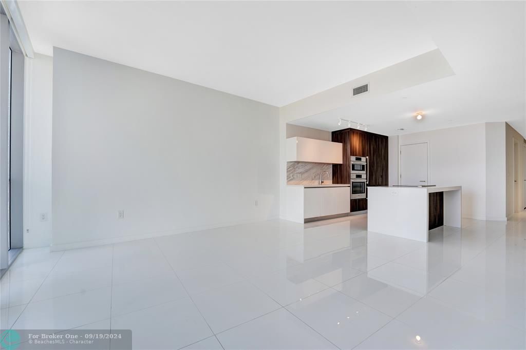 Active With Contract: $4,150 (1 beds, 2 baths, 1018 Square Feet)