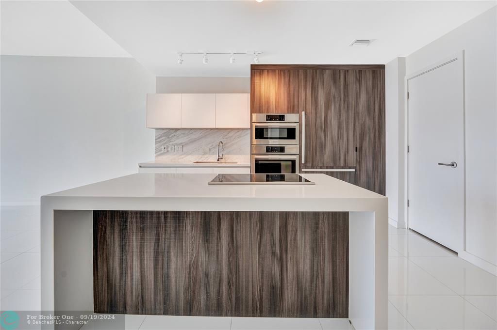 Active With Contract: $4,150 (1 beds, 2 baths, 1018 Square Feet)