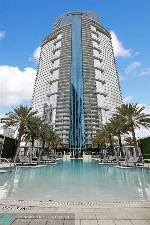 Active With Contract: $4,150 (1 beds, 2 baths, 1018 Square Feet)