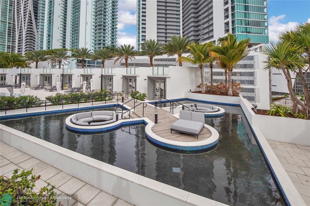 Active With Contract: $4,150 (1 beds, 2 baths, 1018 Square Feet)