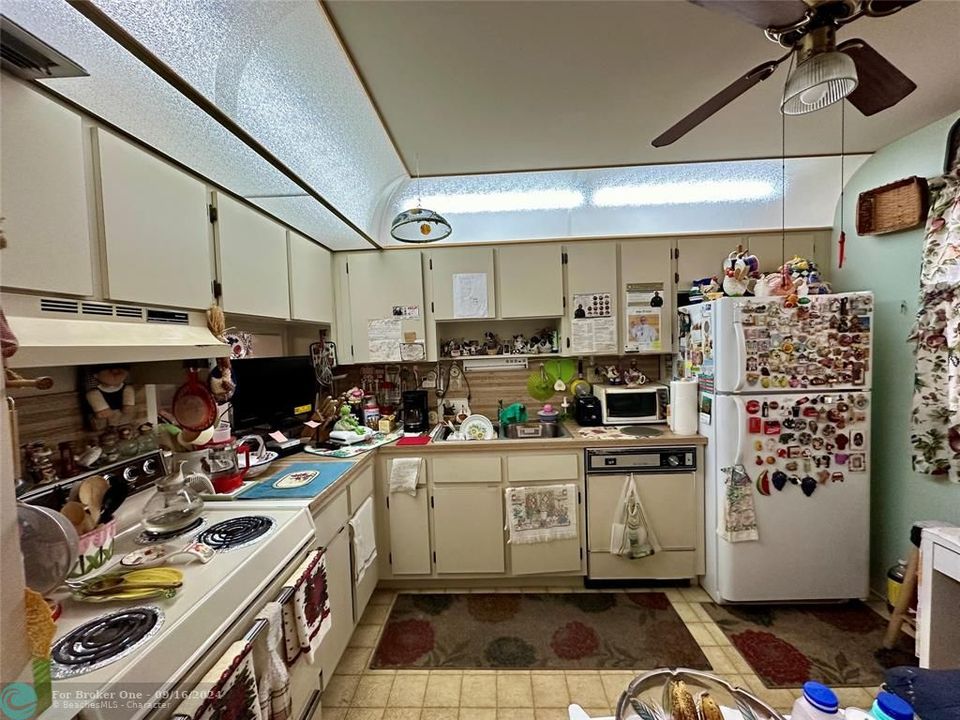 For Sale: $159,900 (2 beds, 2 baths, 1010 Square Feet)