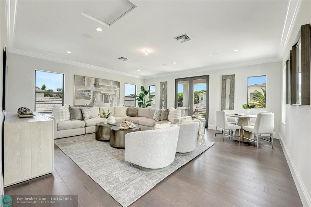 For Sale: $4,265,000 (5 beds, 5 baths, 6644 Square Feet)