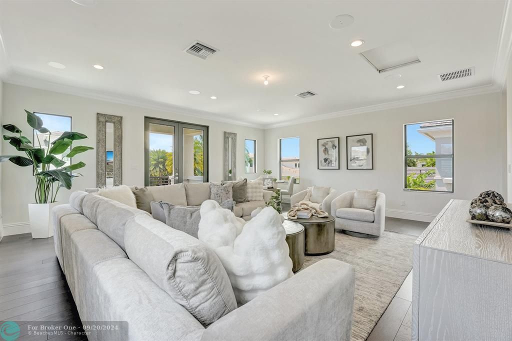 For Sale: $4,265,000 (5 beds, 5 baths, 6644 Square Feet)