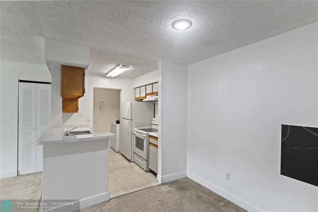 For Rent: $1,950 (2 beds, 1 baths, 903 Square Feet)