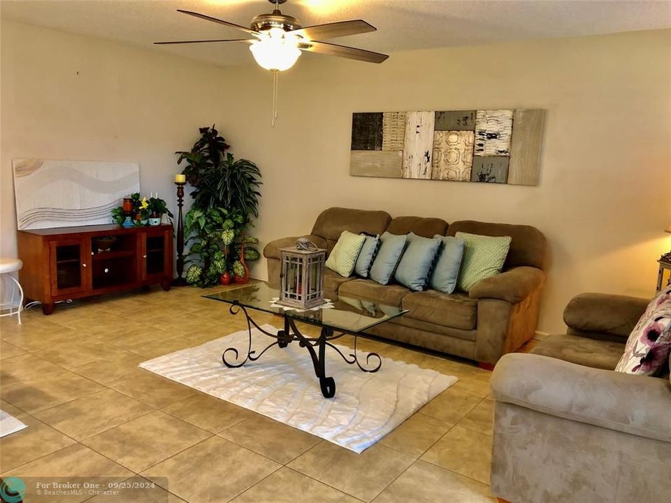 For Rent: $1,900 (2 beds, 2 baths, 828 Square Feet)