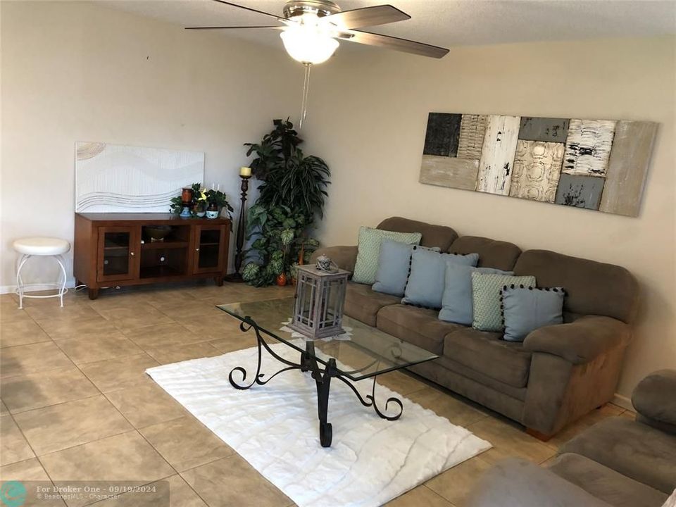 For Rent: $1,900 (2 beds, 2 baths, 828 Square Feet)