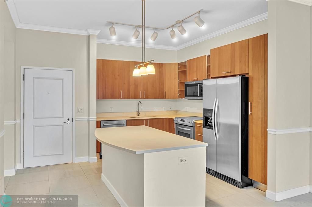 For Rent: $2,750 (1 beds, 1 baths, 821 Square Feet)