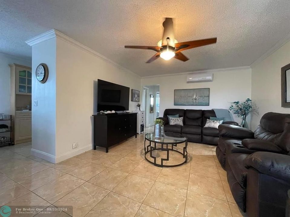 For Sale: $169,000 (2 beds, 1 baths, 848 Square Feet)