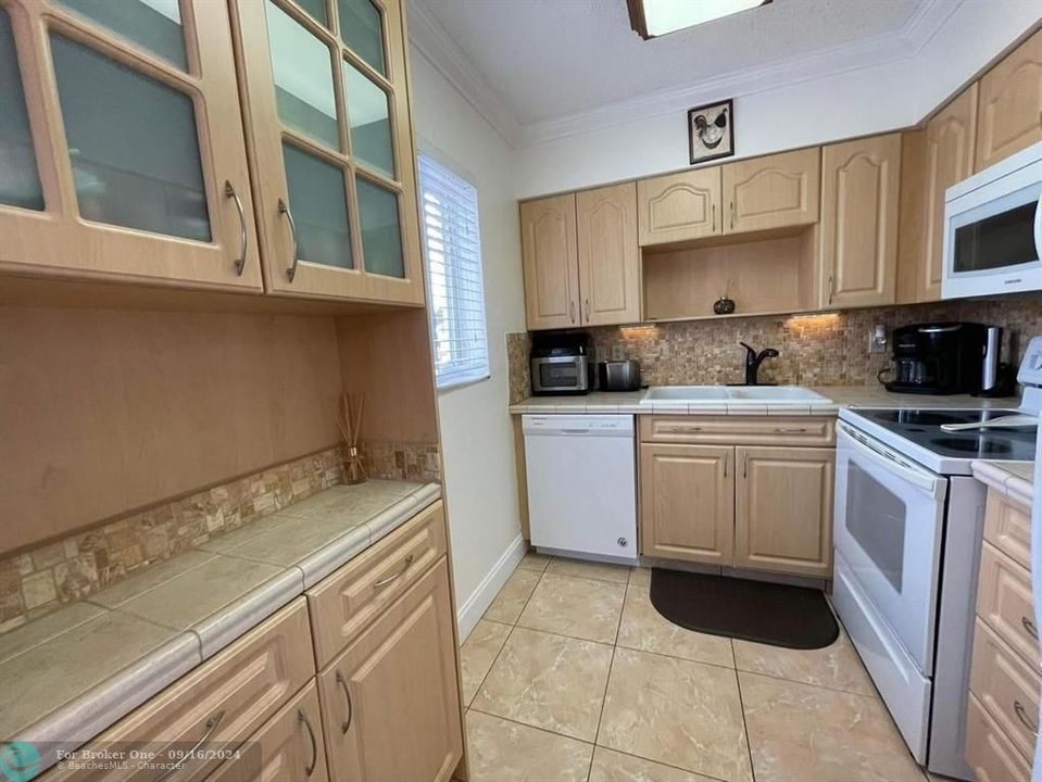 For Sale: $169,000 (2 beds, 1 baths, 848 Square Feet)