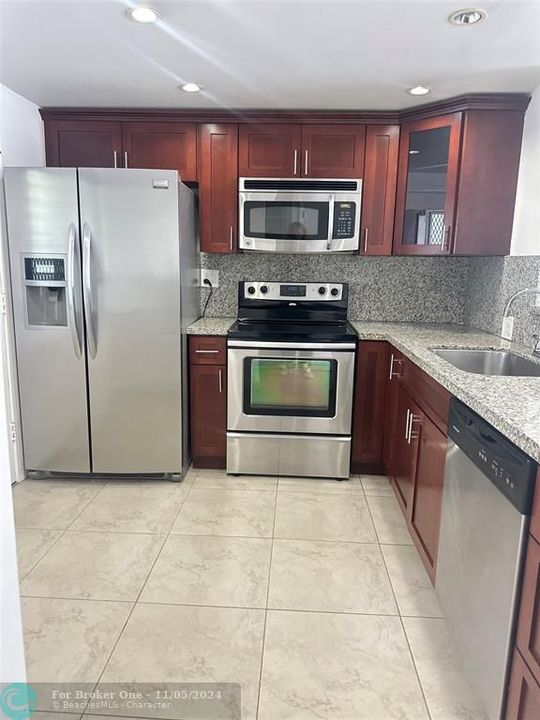 For Sale: $250,000 (1 beds, 1 baths, 812 Square Feet)