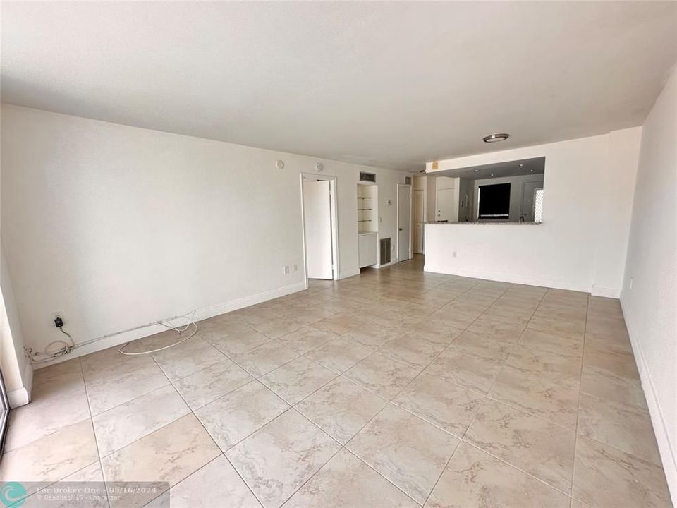 For Sale: $250,000 (1 beds, 1 baths, 812 Square Feet)