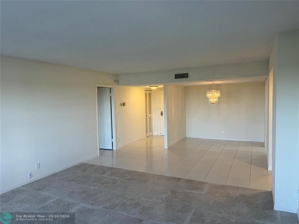 For Sale: $240,000 (2 beds, 2 baths, 1250 Square Feet)