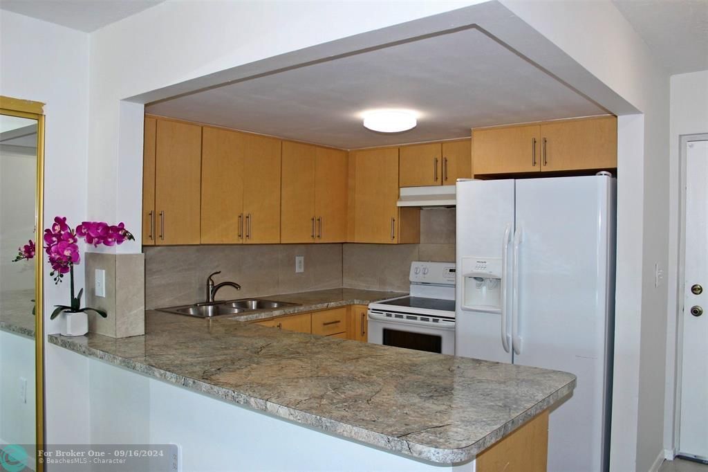 For Sale: $144,900 (1 beds, 1 baths, 660 Square Feet)