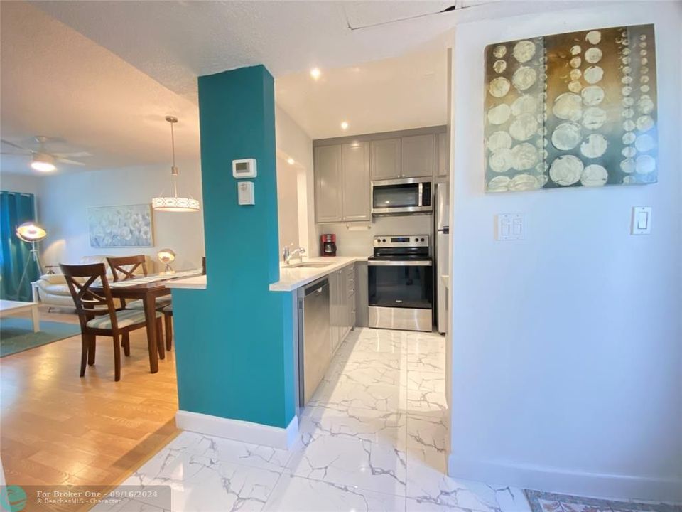 For Sale: $124,500 (1 beds, 1 baths, 684 Square Feet)