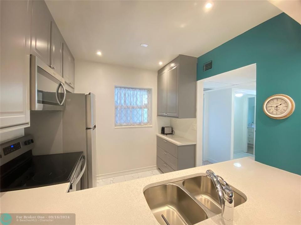 For Sale: $124,500 (1 beds, 1 baths, 684 Square Feet)