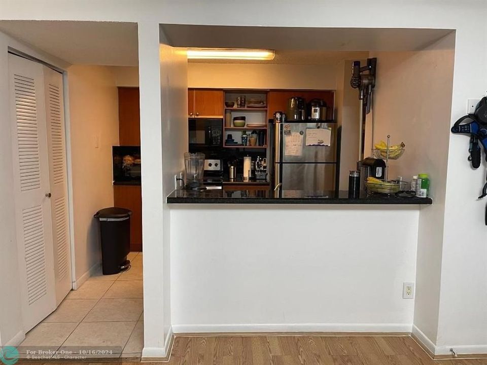 Active With Contract: $1,750 (1 beds, 1 baths, 841 Square Feet)