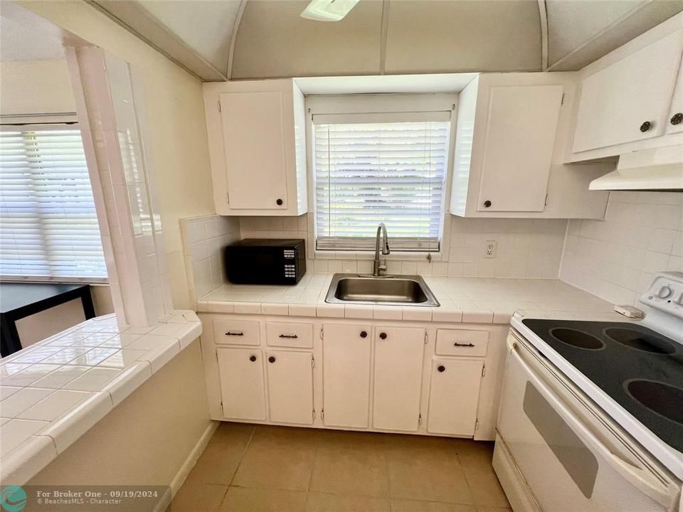 For Sale: $107,900 (1 beds, 1 baths, 708 Square Feet)