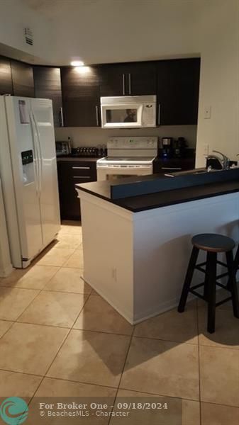 For Rent: $1,900 (2 beds, 1 baths, 1000 Square Feet)