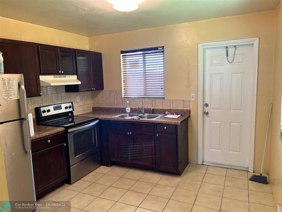 For Sale: $2,400 (2 beds, 2 baths, 993 Square Feet)