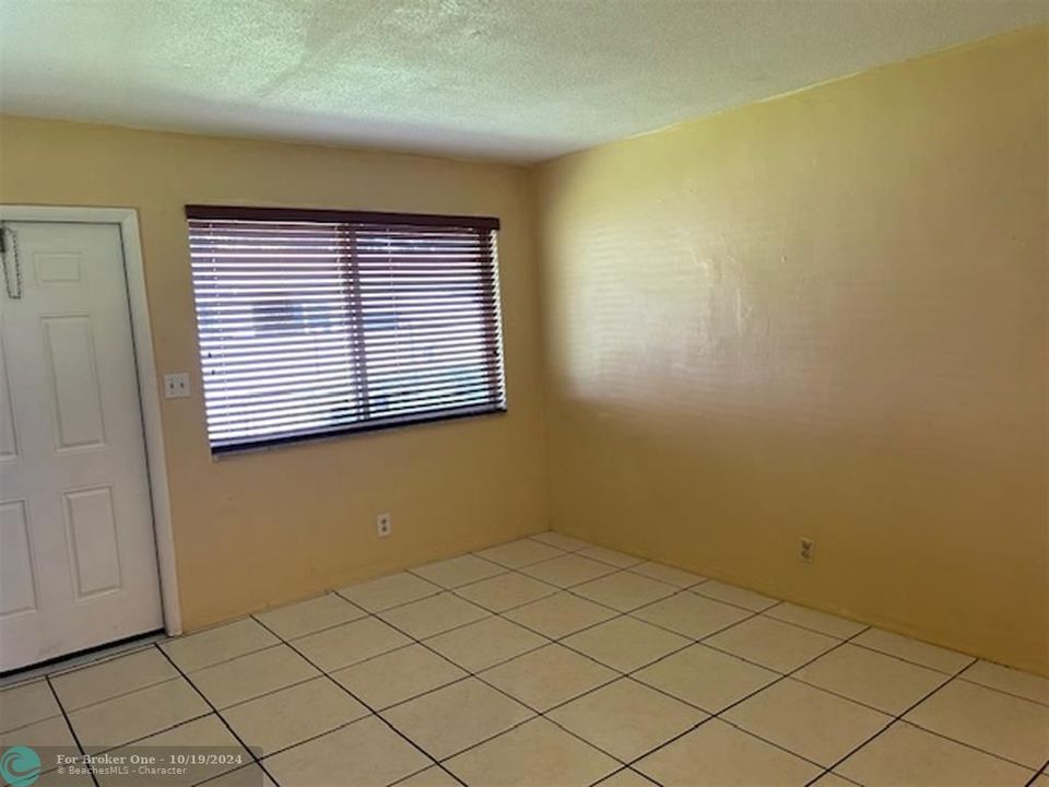 For Sale: $2,400 (2 beds, 2 baths, 993 Square Feet)