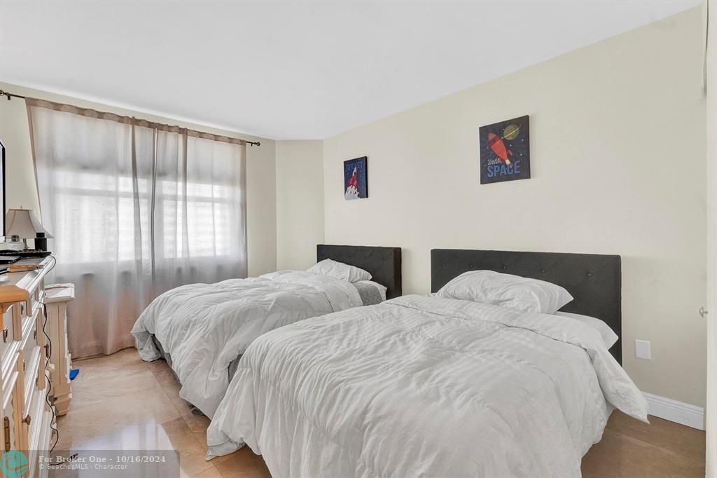 For Sale: $675,000 (2 beds, 2 baths, 1240 Square Feet)