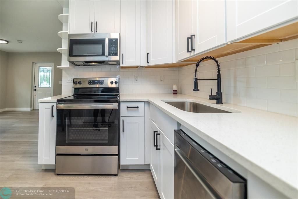 For Sale: $192,000 (2 beds, 1 baths, 794 Square Feet)