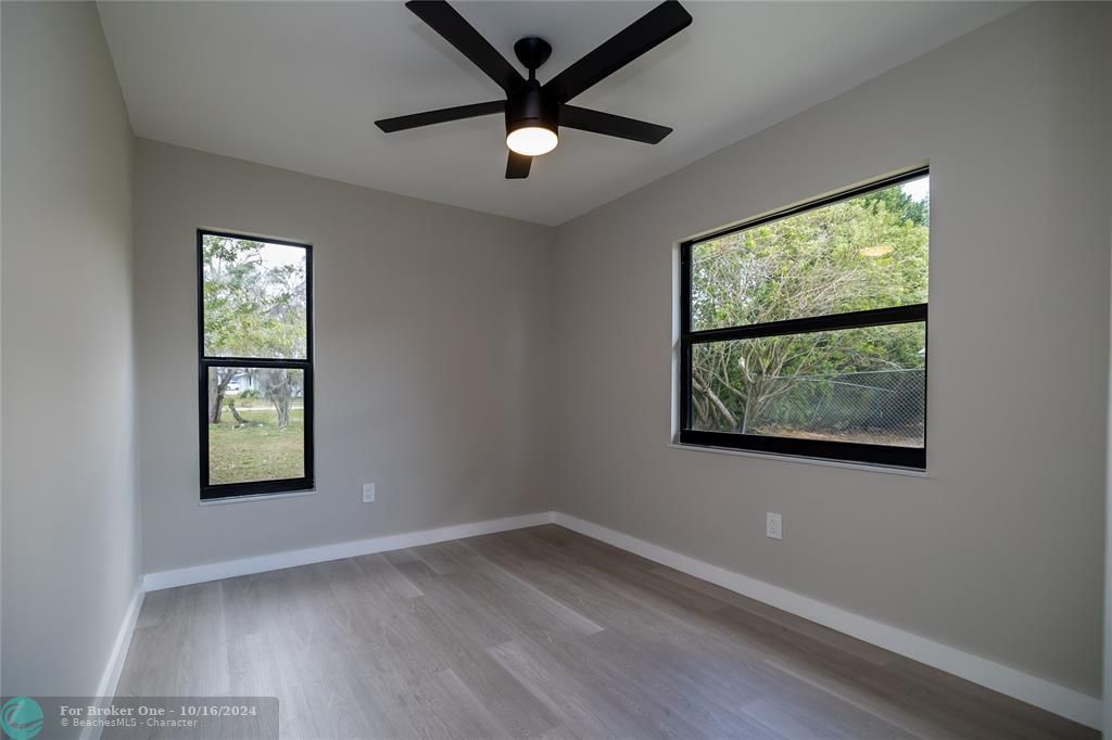 For Sale: $192,000 (2 beds, 1 baths, 794 Square Feet)